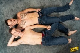 Cute American gay studs making bareback porn
